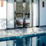 Premier Twin Pool Access