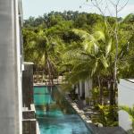 Premier King Pool View